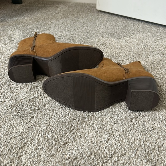 Brown suede heeled short boots - Picture 3 of 3